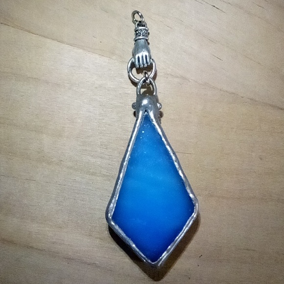 Metal pendant with mountain and sky artwork on resin - Picture 5 of 8